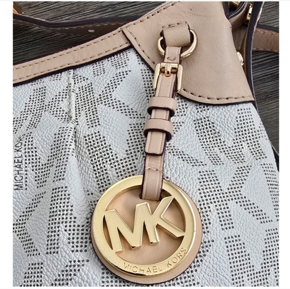 Michael Kors Cream Leather Shoulder Bag with Gold Hardware - Picture 6 of 16